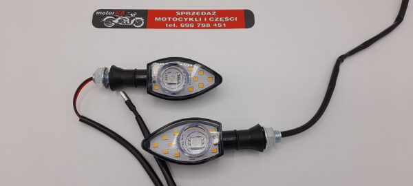 KIERUNKOWSKAZ CZARNY LED
